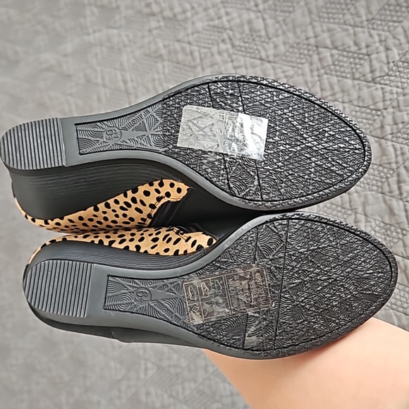 NWOT Pierre Dumas Wedge Booties - Picture 3 of 6